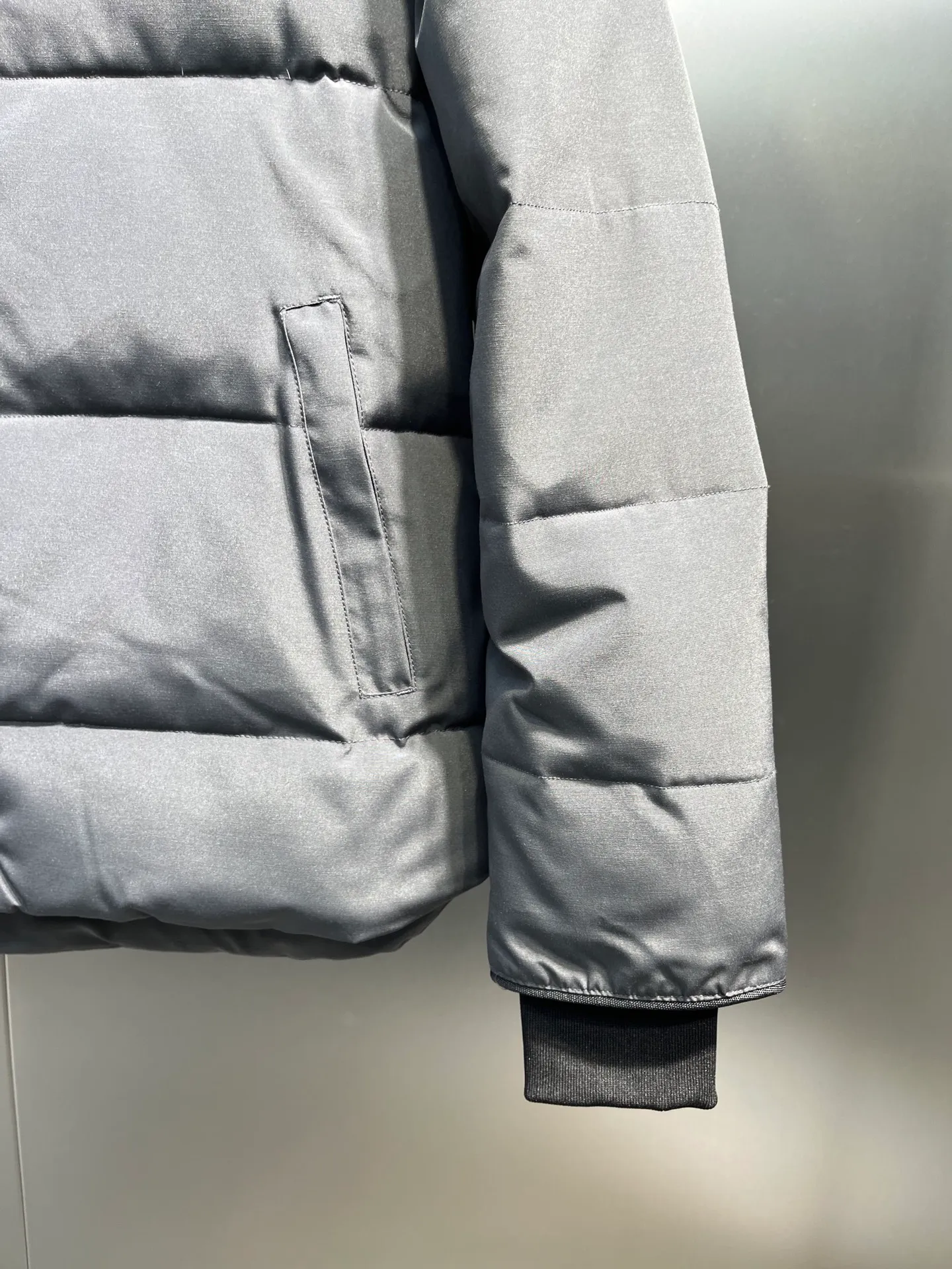 P700 Goose 🌟17 styles of chest patch, same style for men and women, cold-resistant down jackets! The fur collar is detachable. The natural Siberian coyote fur collar has a delicate yet strong feel, which comes from the sense of life that comes from the erosion of wind and frost in nature. The market usually uses raccoon fur or fake fur instead, which is not even the slightest bit better! The collar part has cold-proof flannel, which is close to the head and neck, comfortable and warm! The fabric is made of high-density nano-level waterproof fabric, which is windproof and wear-resistant and has a certain thickness! The zipper is the official YKK brand! The waist has an elastic waistline design that can be adjusted according to yourself! There is also an anti-wind Velcro inside! Seamless threaded cuffs to avoid stiffening! In order to prevent cold wind from pouring in, a double closure design is adopted. On the premise of the traditional zipper fly, six Velcro fasteners are used for secondary closure, which brings better warmth retention effect. It retains the classic hooded design and uses super large luxurious wolf fur to protect against wind and cold. No matter how low the temperature is this winter, one piece is enough. I’ll give you the wind and temperature. Size: s-xxl